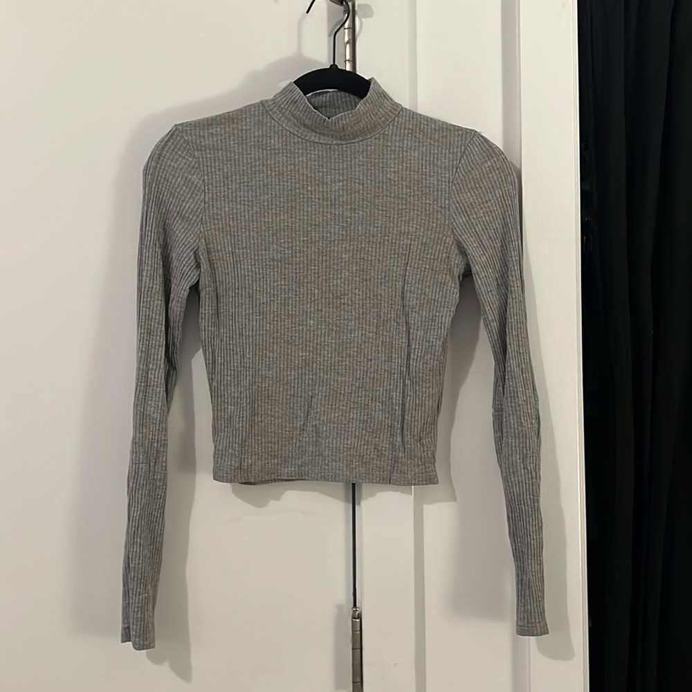 Forever 21 Grey Ribbed Long Sleeve Thin Turtleneck Top with Elbow Cutout— Size M